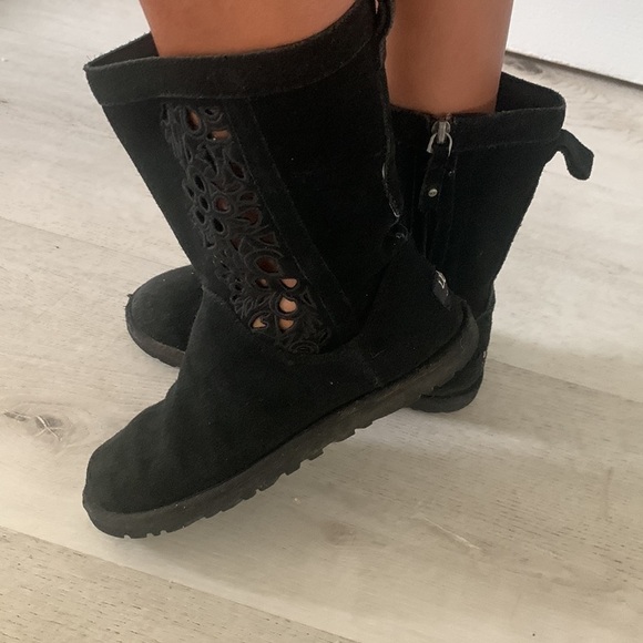 UGG Lo Pro Floral Suede Black Laser Cut Ankle Boots size 7 leather embroidered - Picture 4 of 11